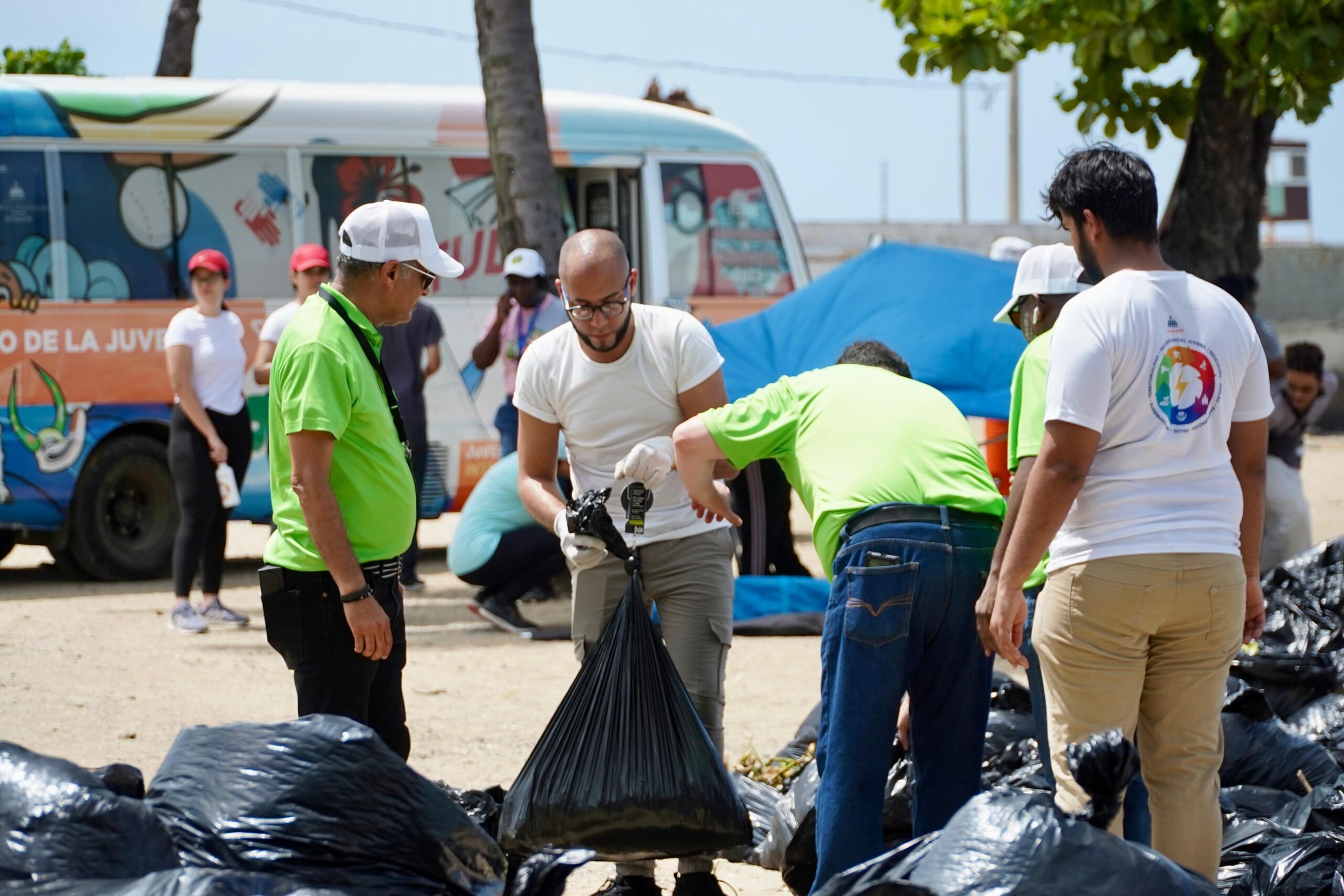 Jornada de limpieza en playa Montesino