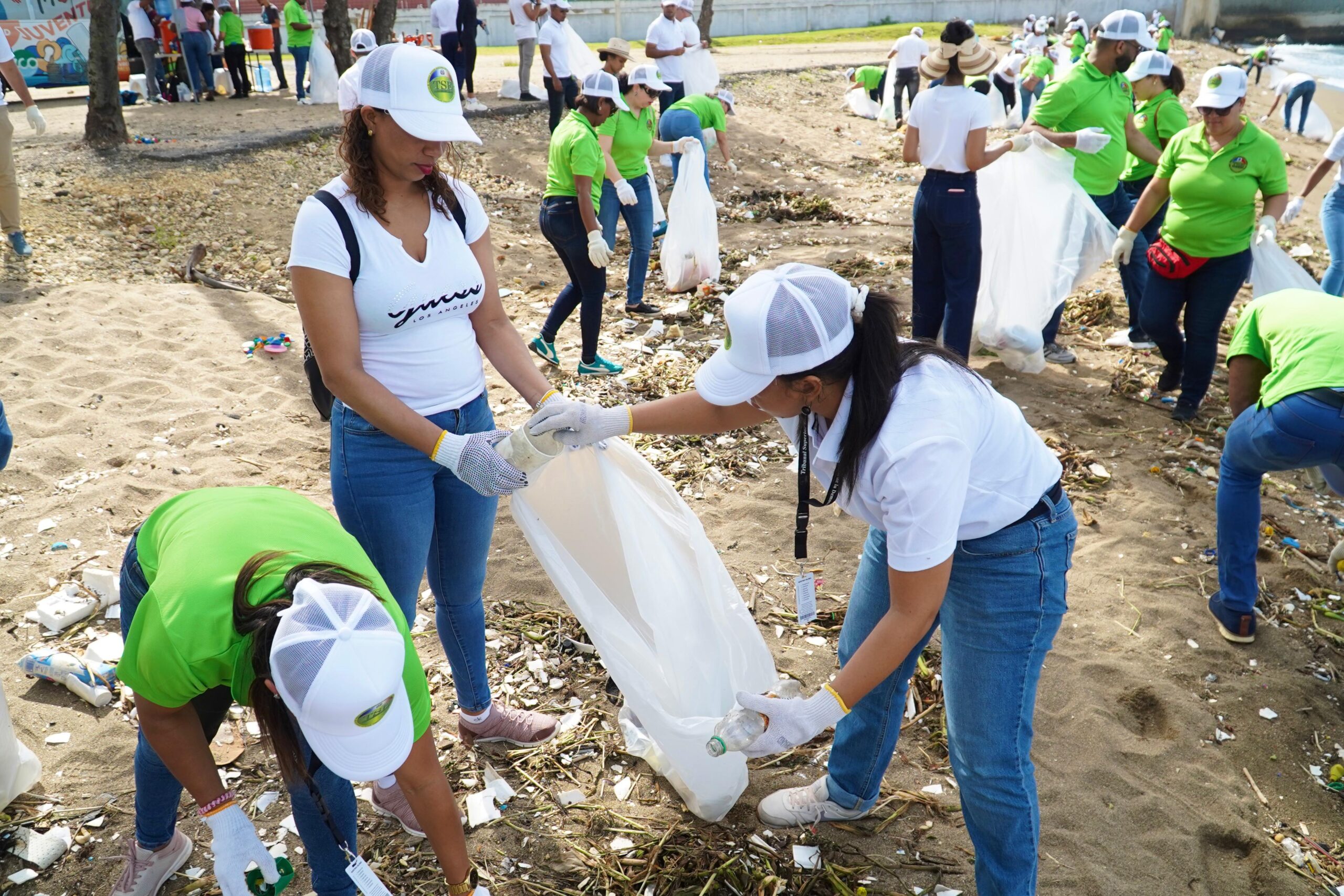 Jornada de limpieza en playa Montesino