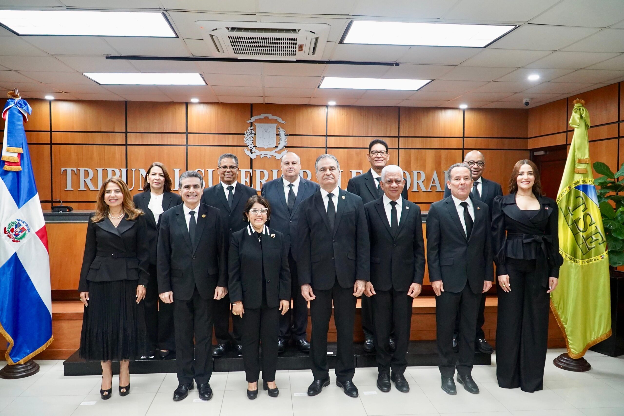 Presidente del Senado y secretaria del CNM posesionan jueces del Tribunal Superior Electoral